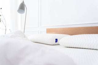 Zwei Sleepi Nackenstützkissen Comfort im hellen Schlafzimmer – Testsieger bei RTL & ntv