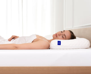 Frau schläft in Rückenlage auf dem Sleepi Nackenstützkissen Comfort