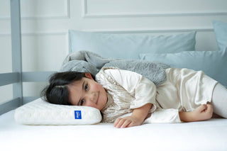 Kind schläft auf einem Sleepi Kinderkissen