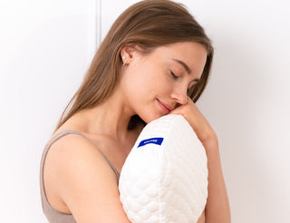 Frau umarmt ein weiches Sleepi Kopfkissen Cloud