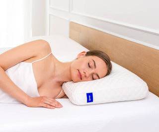 Erholter Schlaf auf einem ergonomischen Sleepi Memory-Foam-Kissen