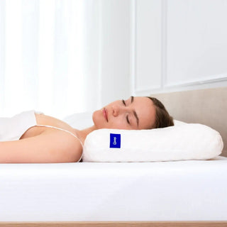 Frau schläft entspannt seitlich auf einem ergonomischen Nackenstützkissen von Sleepi
