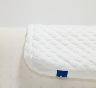 Nahaufnahme des abnehmbaren Tencel-Bezugs am Sleepi Nackenstützkissen Comfort